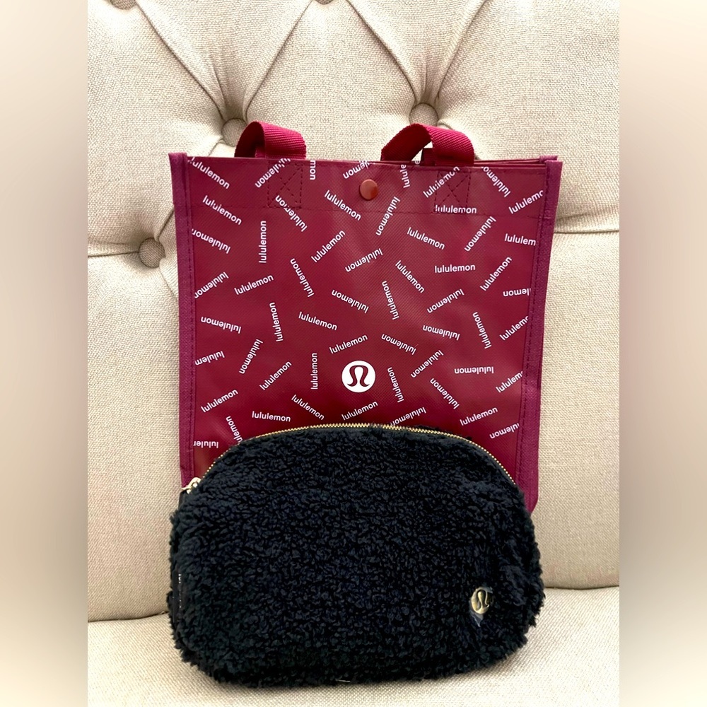 Lululemon Everywhere Belt Bag in Black Fleece with Gold Zipper and Buckle 1L